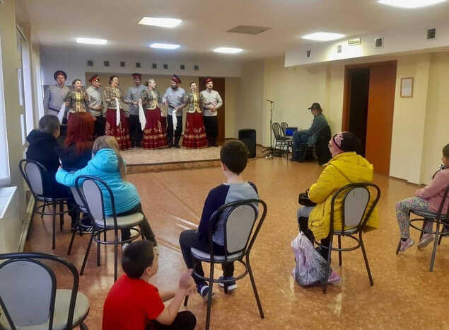 Артисты «Казачьей заставы» выступили в Леонидовке