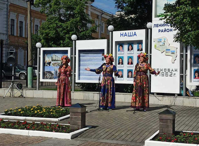 Солистки ансамбля «Злато-Серебро» выступили на церемонии открытия обновлённой Доски Почёта Ленинского района города Пензы
