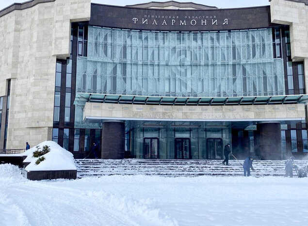 На территории «Пензаконцерта» ведутся работы по уборке снега