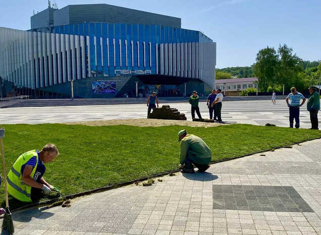 На площади перед ККЗ «Пенза» к фестивалю «Jazz May» расстелили зелёный газон