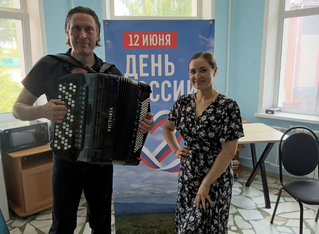 Артисты ансамбля «Губерния» Марта Серебрякова и Виктор Венедиктов выступили в госпитале