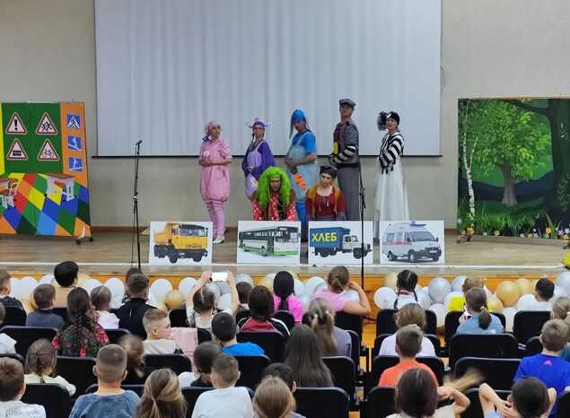 Группа «Калейдоскоп» выступила в средней школе им. Лермонтова