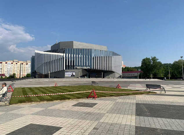 На Юбилейной площади расстелили зеленый газон